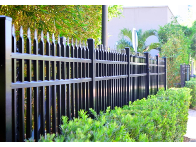 Łączenie różnych rodzajów ogrodzeń – jak dobrać akc