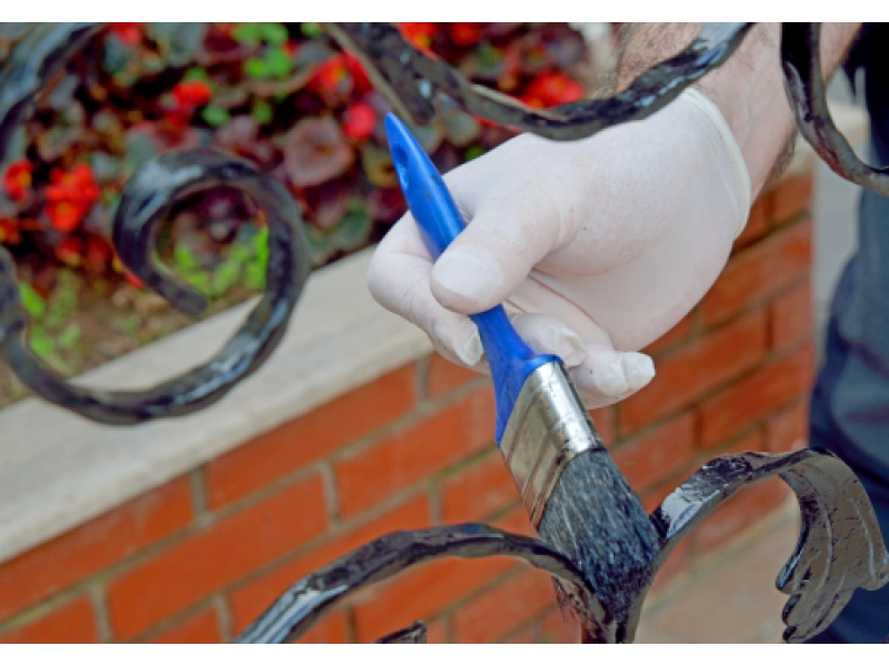 Jakie rodzaje farb i powłok najlepiej chronią elementy ogr