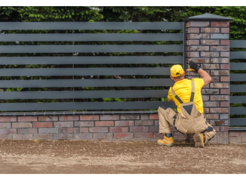 Najczęstsze błędy przy montażu ogrodzeń z siatki i jak 