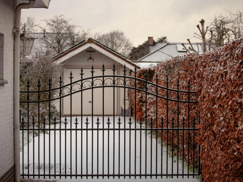 Jak dobrać odpowiednie zawiasy i rygle do furtek w ogrodzen