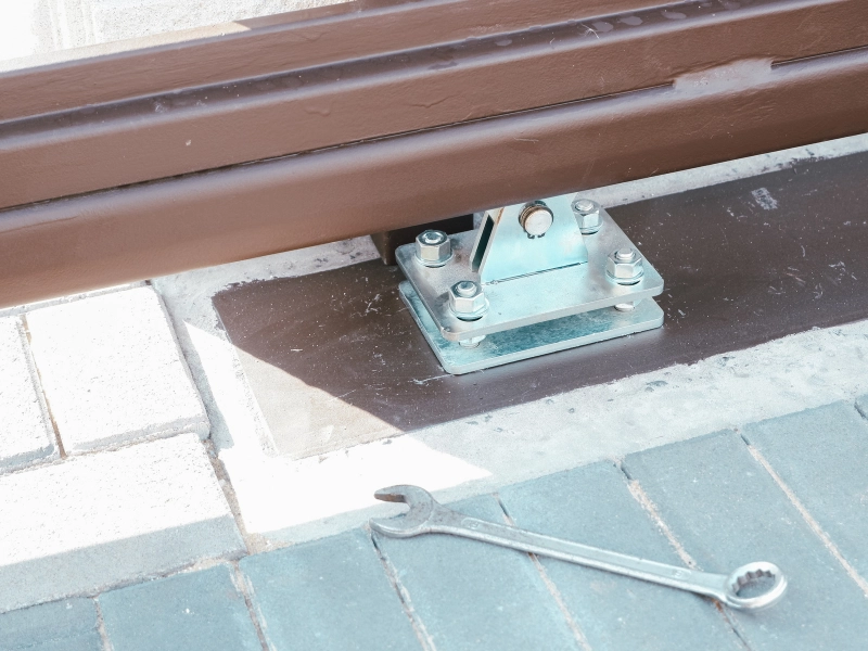 Jakie akcesoria do bram przesuwnych wybrać, by zapewnić tr