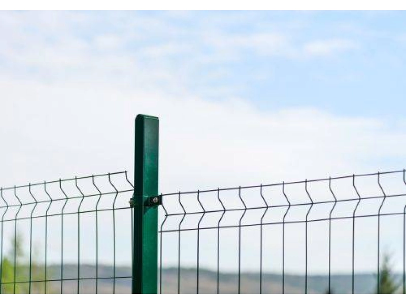 Ogrodzenie na pochyłym terenie. O czym należy pamiętać? 