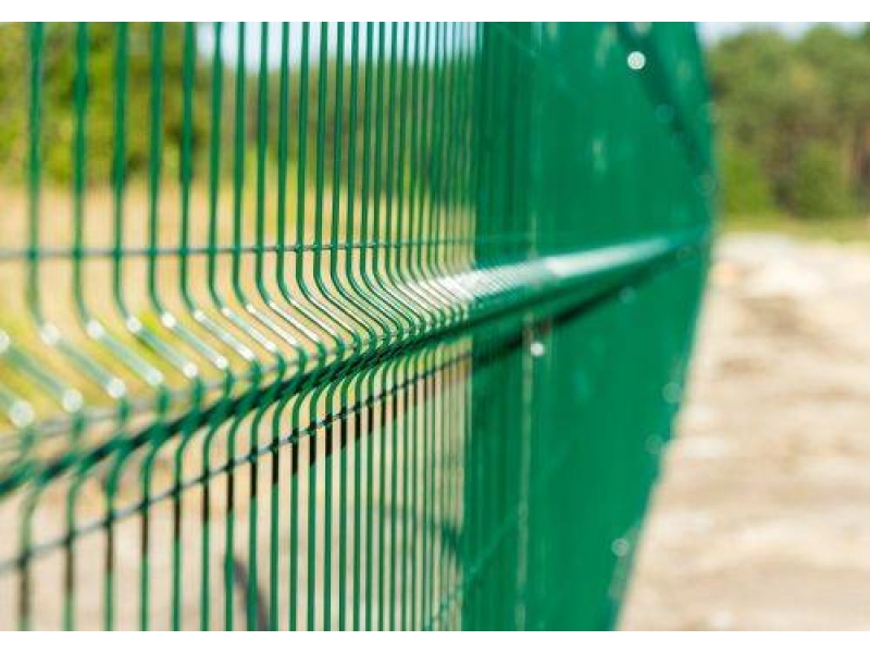 Czyszczenie siatki ogrodzeniowej. Jak dbać o ogrodzenie, by