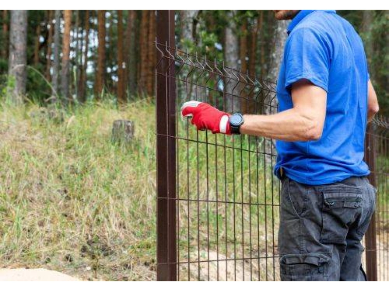 Ogrodzenie z siatki. Jak obliczyć co ile słupki?