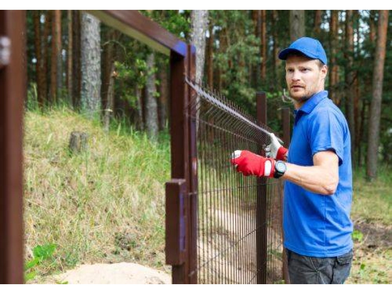 Jak zabezpieczyć ogrodzenie przed przesuwaniem lub rozchwia